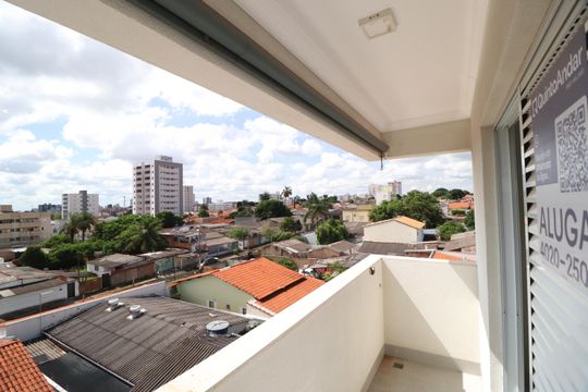 Plaquinha de apartamento para alugar com 3 quartos, 90m² em Segismundo Pereira, Uberlândia