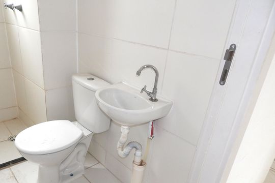 Banheiro de apartamento para alugar com 2 quartos, 45m² em Guaratiba, Rio de Janeiro