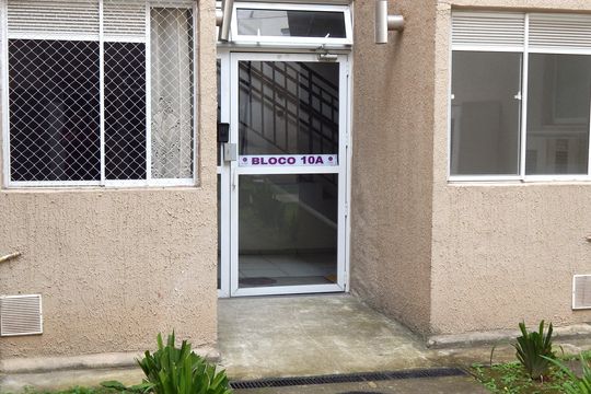 Entrada do bloco de apartamento para alugar com 2 quartos, 45m² em Guaratiba, Rio de Janeiro