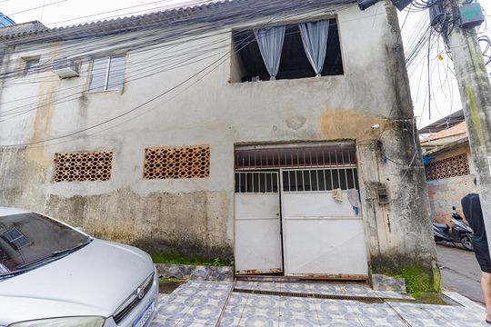 Fachada de casa à venda com 2 quartos, 80m² em Campo Grande, Rio de Janeiro