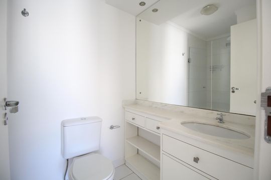 Banheiro da Suíte 1 de apartamento para alugar com 2 quartos, 63m² em Vila Ipiranga, Porto Alegre