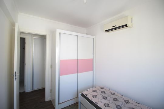 Quarto 2 de apartamento para alugar com 2 quartos, 63m² em Vila Ipiranga, Porto Alegre