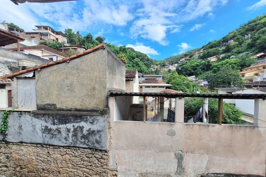 Vista Sala de apartamento para alugar com 2 quartos, 50m² em Cubango, Niterói