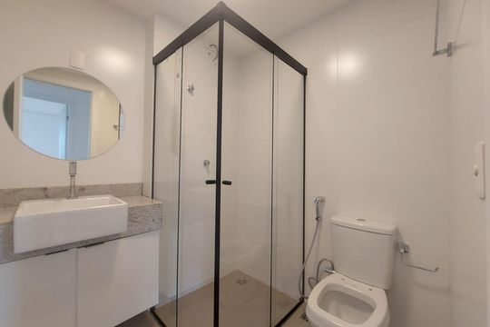 banheiro 1 de apartamento para alugar com 2 quartos, 68m² em Lourdes, Belo Horizonte