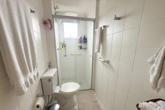 Banheiro de apartamento à venda com 3 quartos, 70m² em Vila Mangalot, São Paulo