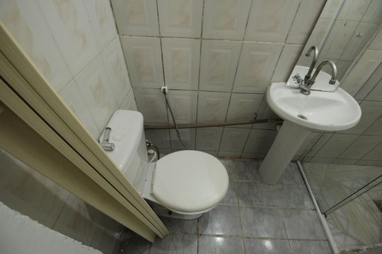 Banheiro de casa de condomínio para alugar com 1 quarto, 55m² em Rádio Clube, Santos