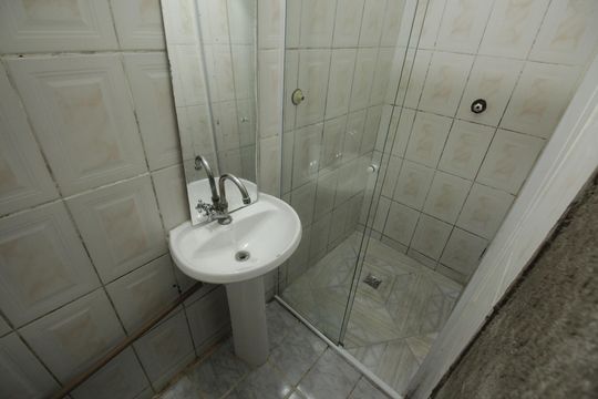 Banheiro de casa de condomínio para alugar com 1 quarto, 55m² em Rádio Clube, Santos