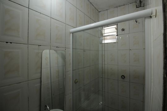 Banheiro de casa de condomínio para alugar com 1 quarto, 55m² em Rádio Clube, Santos