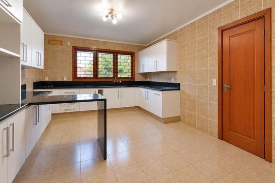 Cozinha de casa para alugar com 4 quartos, 750m² em Espírito Santo, Porto Alegre