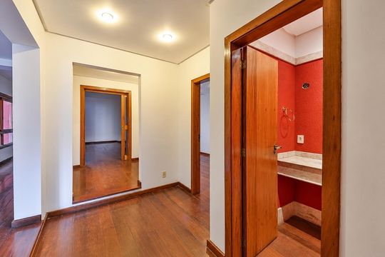 Corredor de casa para alugar com 4 quartos, 750m² em Espírito Santo, Porto Alegre