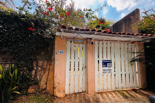 Fachada com placa  de casa para alugar com 2 quartos, 225m² em Nova Higienópolis, Carapicuíba