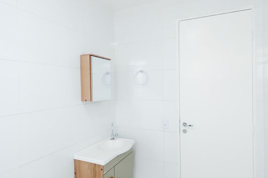 Banheiro de apartamento à venda com 2 quartos, 43m² em Jardim Cocaia, Guarulhos