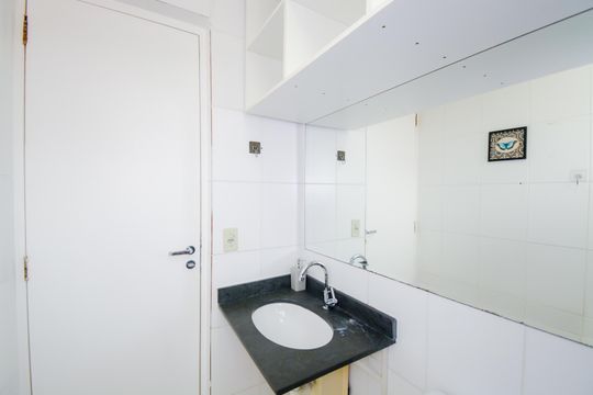 Banheiro de apartamento à venda com 2 quartos, 46m² em Jardim Guilhermino, Guarulhos