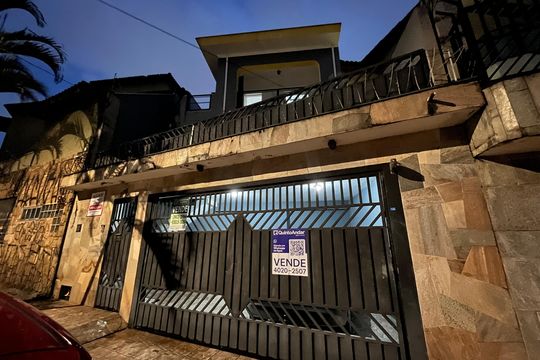 Fachada de casa à venda com 3 quartos, 181m² em Chácara Inglesa, São Paulo