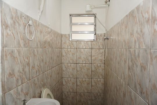Banheiro de kitnet/studio para alugar com 1 quarto, 4m² em Parque Fernanda, Embu das Artes