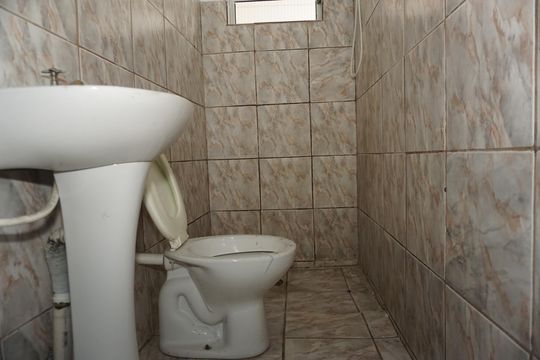 Banheiro de kitnet/studio para alugar com 1 quarto, 4m² em Parque Fernanda, Embu das Artes