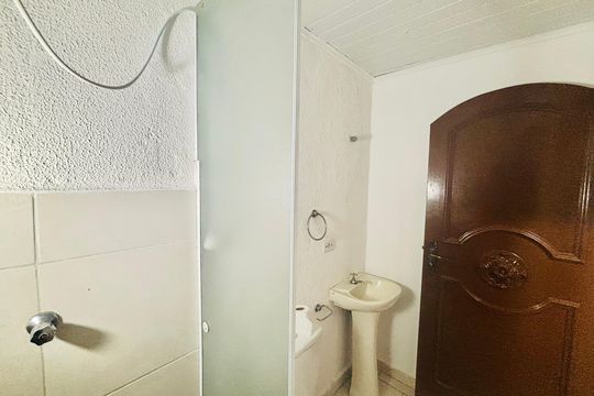 Banheiro de casa para alugar com 1 quarto, 40m² em Vila Carmosina, São Paulo