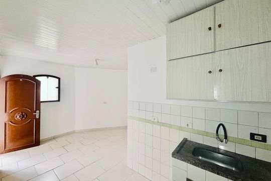 Cozinha de casa para alugar com 1 quarto, 40m² em Vila Carmosina, São Paulo