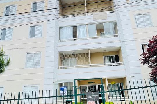 Fachada com placa instalada de apartamento para alugar com 2 quartos, 47m² em Jardim Isis, Cotia