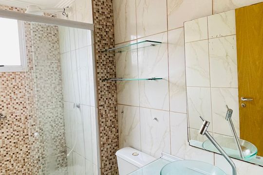 Banheiro de apartamento para alugar com 2 quartos, 47m² em Jardim Isis, Cotia