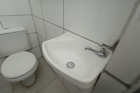 Banheiro de casa para alugar com 1 quarto, 20m² em Penha de França, São Paulo