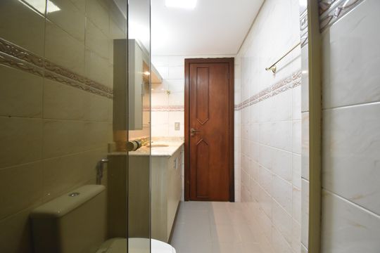 Banheiro  de apartamento à venda com 3 quartos, 123m² em Água Verde, Curitiba