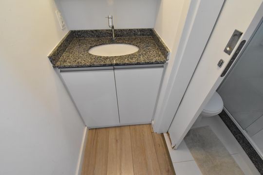 Banheiro de kitnet/studio para alugar com 1 quarto, 21m² em Rebouças, Curitiba