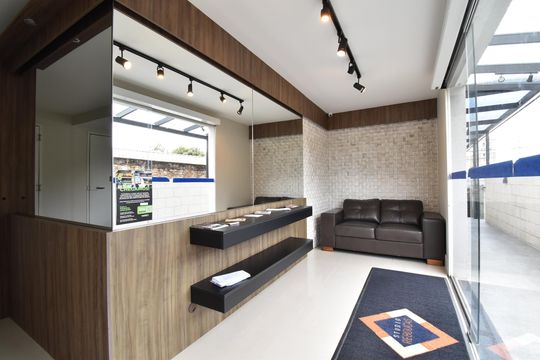 Área comum - Hall de entrada de kitnet/studio para alugar com 1 quarto, 21m² em Rebouças, Curitiba