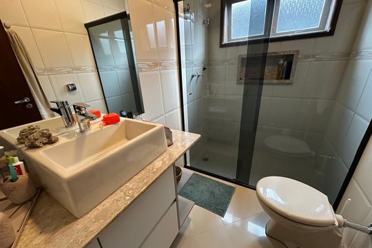 Banheiro da Suíte 1 de casa de condomínio à venda com 2 quartos, 360m² em Alphaville, Santana de Parnaíba