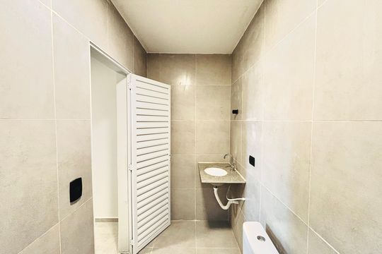 Banheiro de apartamento para alugar com 1 quarto, 25m² em Vila Uniao(zona Leste), São Paulo