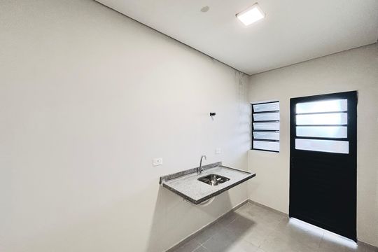 Cozinha de apartamento para alugar com 1 quarto, 25m² em Vila Uniao(zona Leste), São Paulo