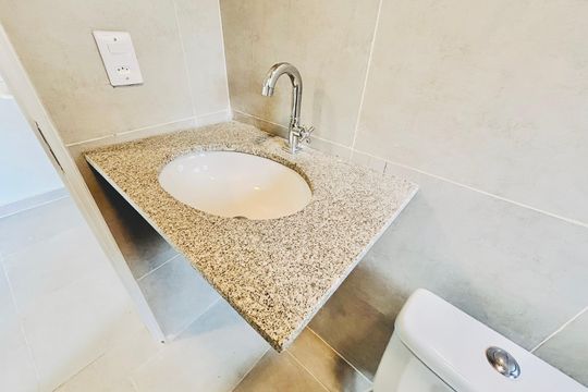 Banheiro de apartamento para alugar com 1 quarto, 21m² em Vila Uniao(zona Leste), São Paulo