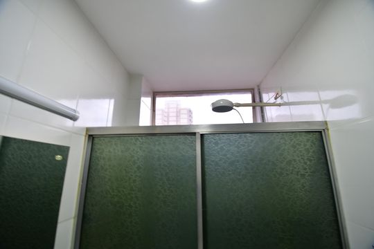Banheiro de kitnet/studio para alugar com 1 quarto, 40m² em Centro, Campinas