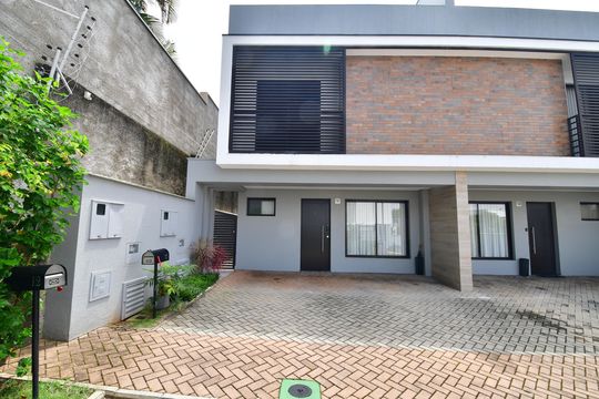 Fachada de casa de condomínio à venda com 2 quartos, 198m² em Parque Taquaral, Campinas