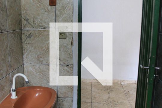 Banheiro de casa de condomínio à venda com 1 quarto, 47m² em Jardim Guanabara, Goiânia