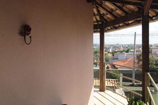 Varanda de casa à venda com 3 quartos, 135m² em São João Batista, Belo Horizonte