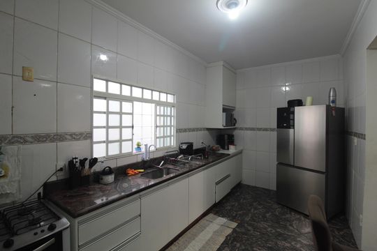 Cozinha de casa à venda com 3 quartos, 135m² em São João Batista, Belo Horizonte