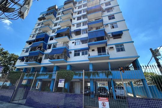 Fachada + placa de apartamento para alugar com 1 quarto, 39m² em Madureira, Rio de Janeiro