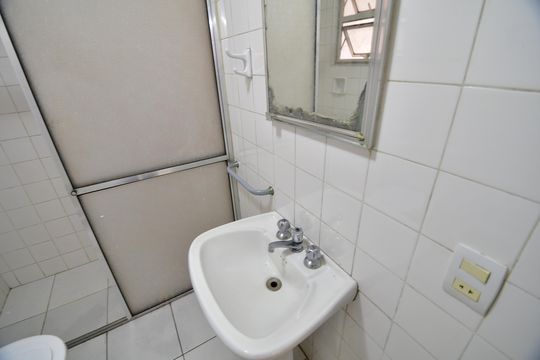 Banheiro de apartamento à venda com 1 quarto, 59m² em Centro, Campinas