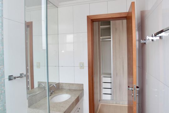 Banheiro da Suíte de apartamento para alugar com 3 quartos, 130m² em Eldorado, Contagem