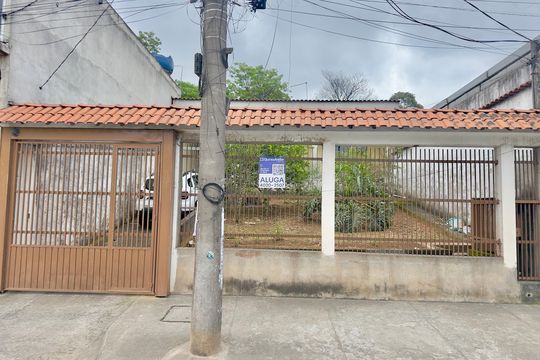 Placa instalada na fachada do imóvel de casa para alugar com 3 quartos, 252m² em Parque Piratininga, Guarulhos