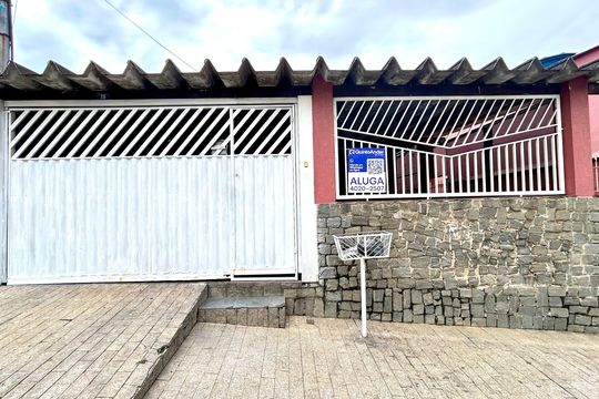Placa instalada na fachada do imóvel  de casa para alugar com 2 quartos, 80m² em Jardim Maria Dirce, Guarulhos