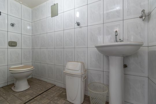 Banheiro Salão de Festas de casa à venda com 2 quartos, 360m² em Santa Monica, Belo Horizonte
