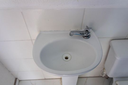 Banheiro de apartamento para alugar com 2 quartos, 38m² em Santa Cruz, Rio de Janeiro