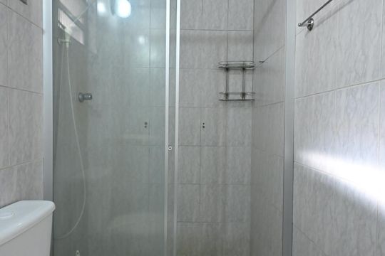 Banheiro de apartamento à venda com 2 quartos, 54m² em Parque Pinheiros, Taboão da Serra