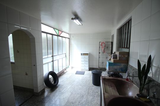 Área de Serviço de casa à venda com 5 quartos, 350m² em Bairro da Glória, Contagem