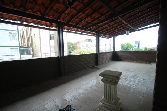 Varanda de casa à venda com 5 quartos, 350m² em Bairro da Glória, Contagem