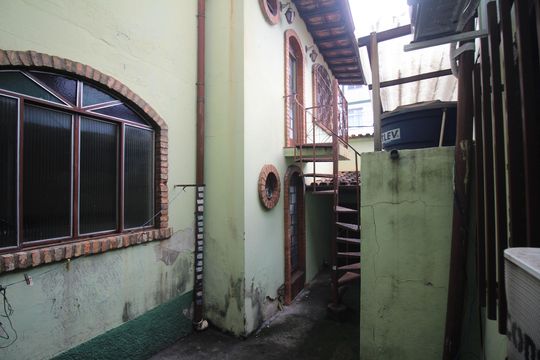 Quintal de casa à venda com 5 quartos, 350m² em Bairro da Glória, Contagem