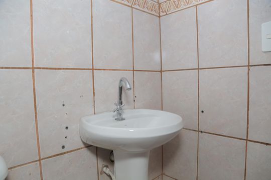 Banheiro de casa para alugar com 2 quartos, 100m² em Conjunto Residencial José Bonifácio, São Paulo
