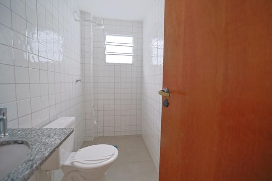 Banheiro de apartamento para alugar com 2 quartos, 48m² em Vila Dalila, São Paulo